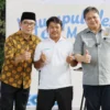 Gubernur Jawa Barat M Ridwan Kamil mendampingi Menko Perekonomian RI Airlangga Hartarto dalam kunjungan kerja dialog town hall dengan alumni Prakerja di Kota Cirebon, Jumat 16 Juni 2023. -Biro Adpim Jabar-