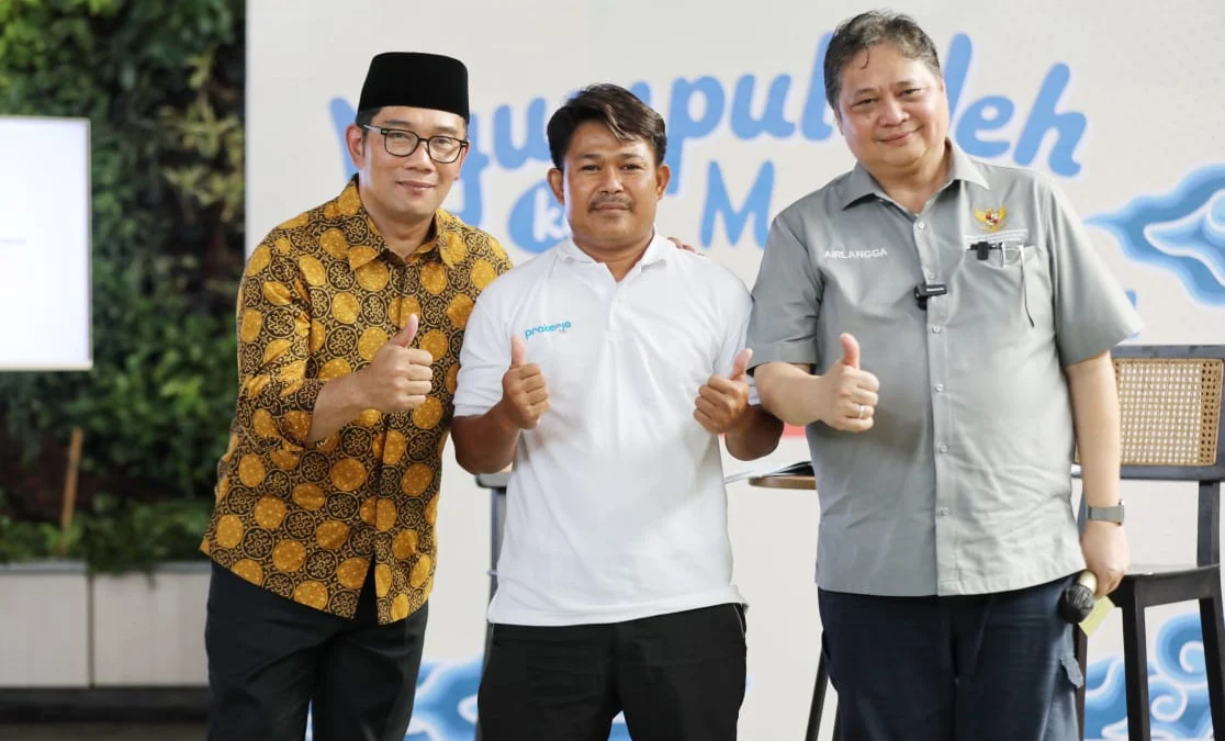 Gubernur Jawa Barat M Ridwan Kamil mendampingi Menko Perekonomian RI Airlangga Hartarto dalam kunjungan kerja dialog town hall dengan alumni Prakerja di Kota Cirebon, Jumat 16 Juni 2023. -Biro Adpim Jabar-