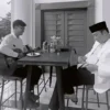 Husein Ali Rafsanjani (kiri) bernyanyi sambil main gitar di depan Gubernur Jawa Barat, Ridwan Kamil. Foto:-Ridwan Kamil-Instagram