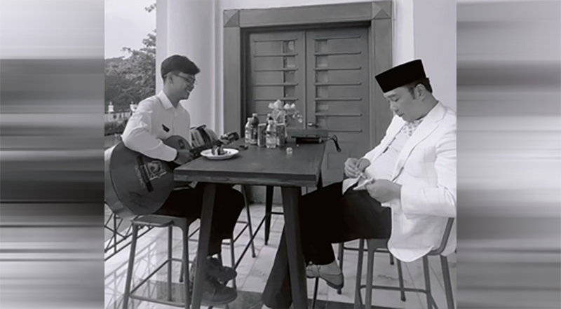 Husein Ali Rafsanjani (kiri) bernyanyi sambil main gitar di depan Gubernur Jawa Barat, Ridwan Kamil. Foto:-Ridwan Kamil-Instagram