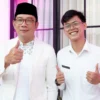 Gubernur Jawa Barat Ridwan Kamil saat bertemu dengan Husein Ali Rafsanjani, Guru ASN di Kabupaten Pangandaran di Gedung Sate, Kota Bandung, Rabu 10 Mei 2023.-Biro Adpim Jabar-