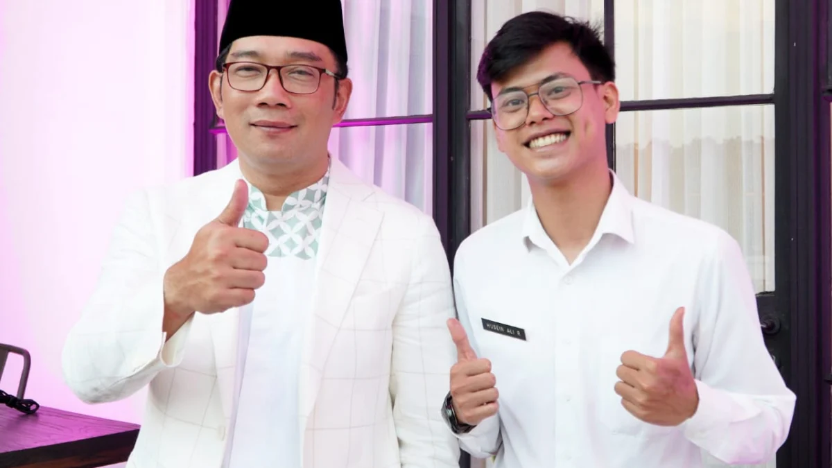 Gubernur Jawa Barat Ridwan Kamil saat bertemu dengan Husein Ali Rafsanjani, Guru ASN di Kabupaten Pangandaran di Gedung Sate, Kota Bandung, Rabu 10 Mei 2023.-Biro Adpim Jabar-