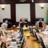 Sekda Jabar Setiawan Wasngsaatmaja memimpin rapat dan memberikan arahan tentang Pengelolaan BUMD untuk Peningkatan Dividen Pemerintah Daerah Provinsi Jawa Barat di Ruang Papandayan, Gedung Sate, Kota Bandung, Selasa (13/6/2023).