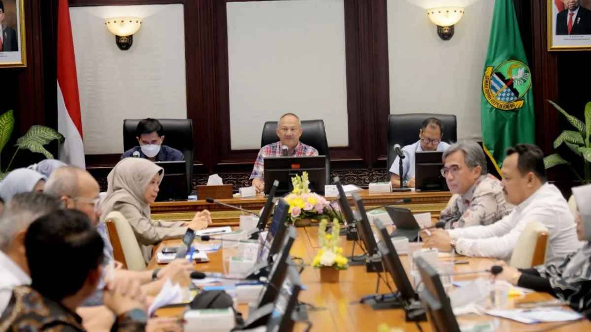 Sekda Jabar Setiawan Wasngsaatmaja memimpin rapat dan memberikan arahan tentang Pengelolaan BUMD untuk Peningkatan Dividen Pemerintah Daerah Provinsi Jawa Barat di Ruang Papandayan, Gedung Sate, Kota Bandung, Selasa (13/6/2023).