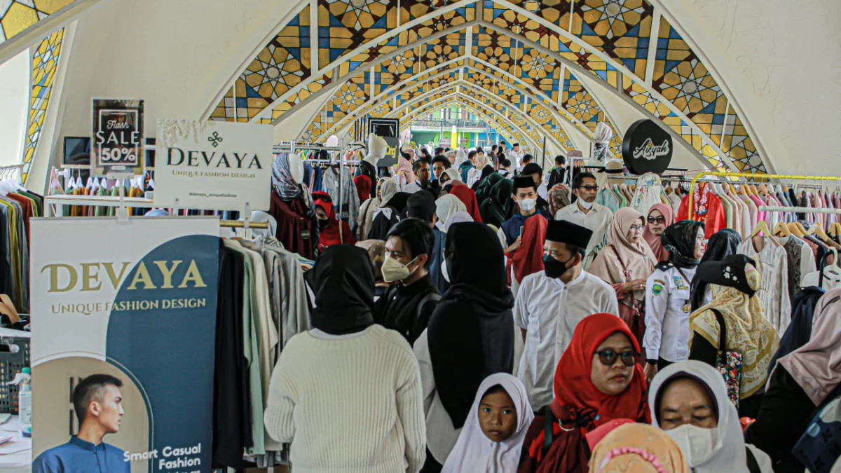 Banyaknya PKL di kawasan Masjid Al Jabbar dan menjadi tempat wisata di Bandung. (KHOLID/JABAR EKSPRES)