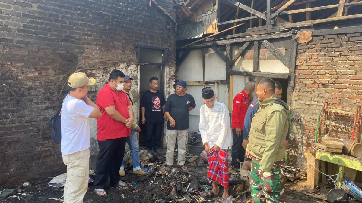 Yudha Legislator Garut kunjungi rumah abah Endin yang habis terbakar di Kelurahan Sukagalih