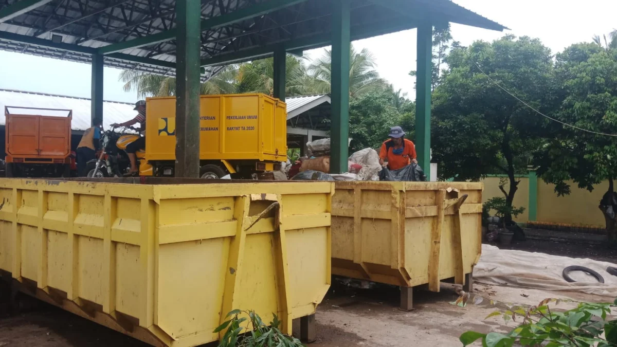 Salah satu pekeja pamilah sampah sdang bekerja memilah sampah di tps