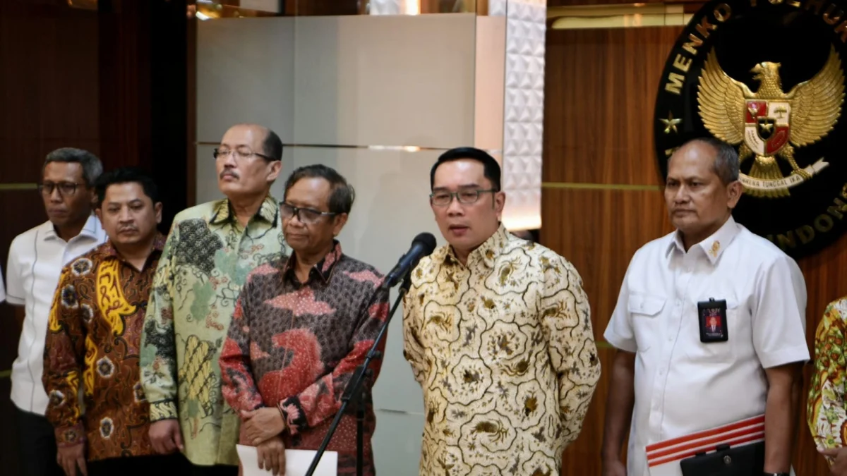 Ridwan Kamil menyerahkan hasil tim investigasi kepada Menko Polhukam (foto Dinas Komunikasi dan Informatika Provinsi Jabar)