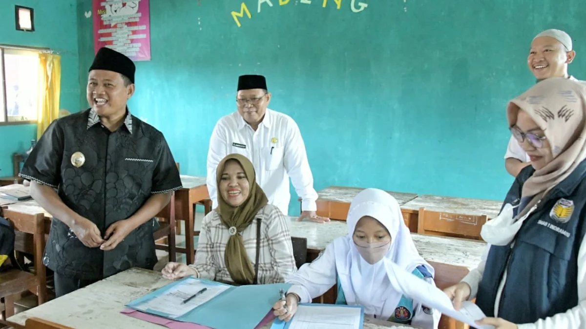 Wakil Gubernur Jawa Barat Uu Ruzhanul Ulum meninjau pelaksanaan Penerimaan Peserta Didik Baru (PPDB) di SMA Negeri 1 Indramayu, Rabu 21 Juni 2023. -Biro Adpim Jabar-