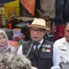 Gubernur Jawa Barat (Jabar) Ridwan Kamil menyoroti harga komoditas kebutuhan bahan pokok di masyarakat menjelang Lebaran 2023.