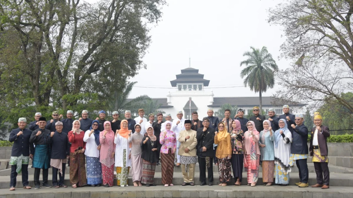 Plh. Gubernur Jawa Barat Uu Ruzhanul Ulum menjadi Inspektur Upacara pada Hari Pendidikan Nasional 2023 Tingkat Provinsi Jabar di Lapangan Gasibu, Kota Bandung, Selasa, 2 Mei 2023. Upacara tersebut dihadiri pula Ketua TP PKK Jabar Atalia Praratya Ridwan Kamil dan Kepala Dinas Pendidikan Jabar Wahyu Mijaya.