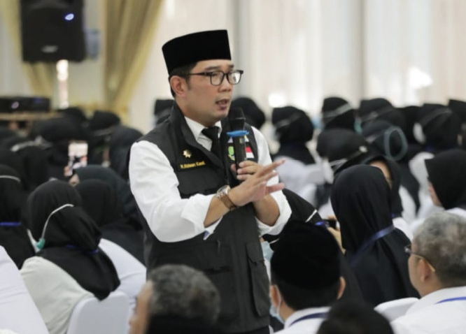 Gubernur Jawa Barat, Ridwan Kamil, tawarkan solusi untuk Husein guru SMP Pangandaran yang sedang viral.-