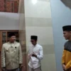 UU Ruzhanul Ulum, saat menjenguk korban peludahan WNA, di Masjid Al Muhajir, Jalan Yupiter, Kota Bandung, Sumber: jabarekspres/Sadam Husen Soleh Ramdhani