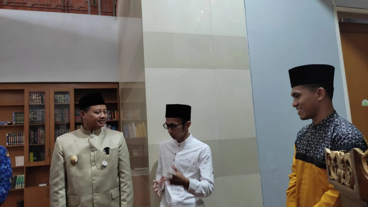 UU Ruzhanul Ulum, saat menjenguk korban peludahan WNA, di Masjid Al Muhajir, Jalan Yupiter, Kota Bandung, Sumber: jabarekspres/Sadam Husen Soleh Ramdhani