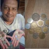 Kusnanto mempunyai banyak koin kuno dan siap dijual