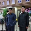 Gubernur Jabar Ridwan Kamil (kiri) selepas rapat paripurna di DPRD Jawa Barat yang di antaranya membahas gini ratio, Senin (27/3). (HENDRIK MUCHLISON/JABAR EKSPRES)