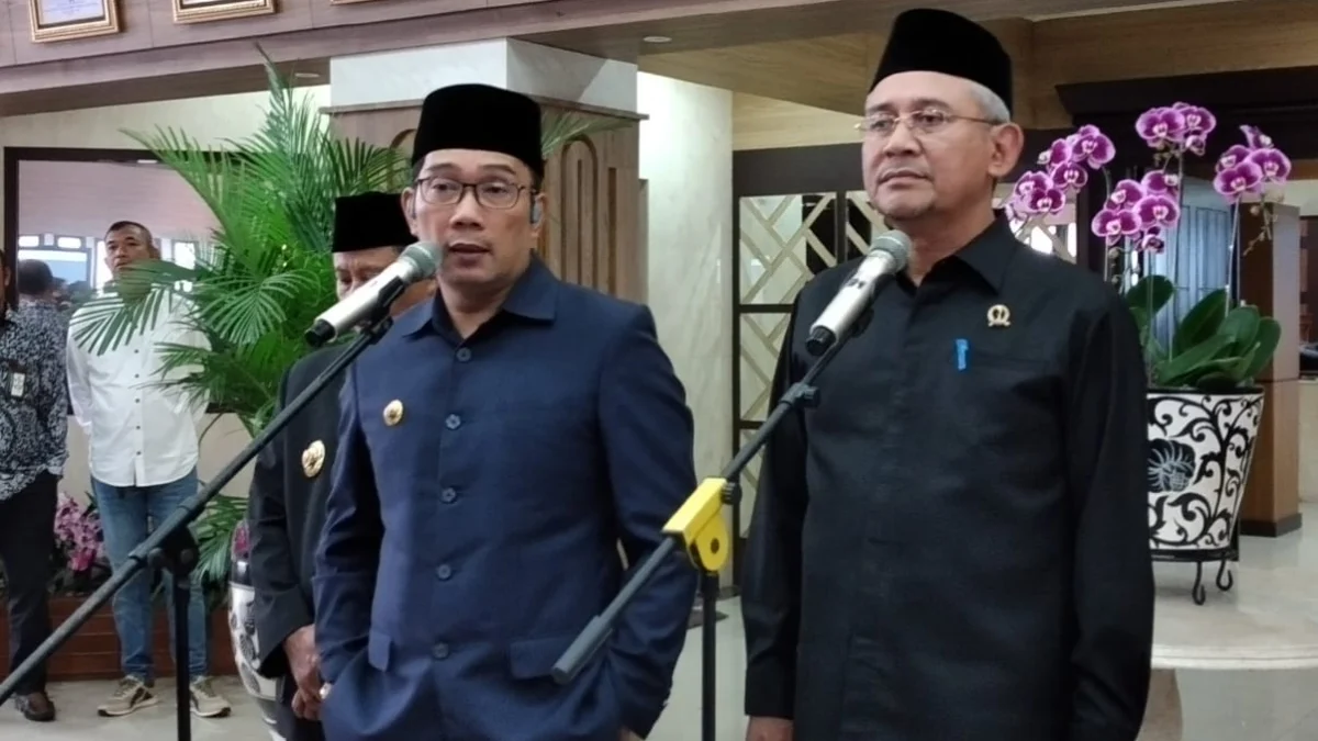 Gubernur Jabar Ridwan Kamil (kiri) selepas rapat paripurna di DPRD Jawa Barat yang di antaranya membahas gini ratio, Senin (27/3). (HENDRIK MUCHLISON/JABAR EKSPRES)