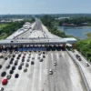 Suasana arus lalu lintas di Gerbang Tol Cikampek Utama (sc: Antaranews)