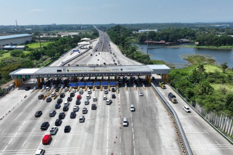 Suasana arus lalu lintas di Gerbang Tol Cikampek Utama (sc: Antaranews)