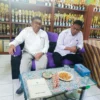 Sekretaris Dewan Pendidikan Kabupaten Garut Dr. Agus Rahmat Nugraha, M.MPd (kiri) bersama Pengawas SD dari Korwil Bidang Pendidikan Kecamatan Bayongbong, Nazrul Ridwan S.Pd (kanan)