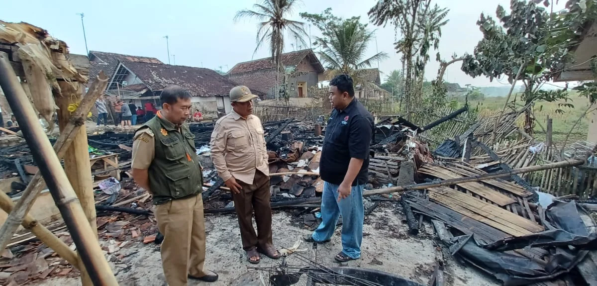 Anggota DPRD Garut Fraksi PDI Perjuangan Yudha Puja Turnawan dan caleg dapil 2 Jujun Juhana mengunjungi korban kebakaran di Desa Sukamerang