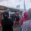 aksi emak-emak beberapa waktu lalu ketika mendatangi kontraktor untuk meminta kompensasi