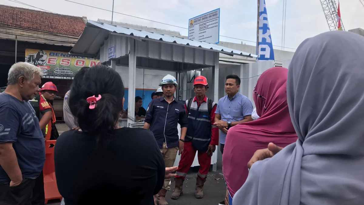 aksi emak-emak beberapa waktu lalu ketika mendatangi kontraktor untuk meminta kompensasi