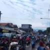 PADAT MERAYAP: Volume kendaraan di Jalan Bojongsoang-Banjaran selalu padat. Sehingga kemacetan terjadi setiap hari. Untuk meminimalisir kemacetan itu, Pemkab Bandung pun mengusulkan pembangunan flyover.