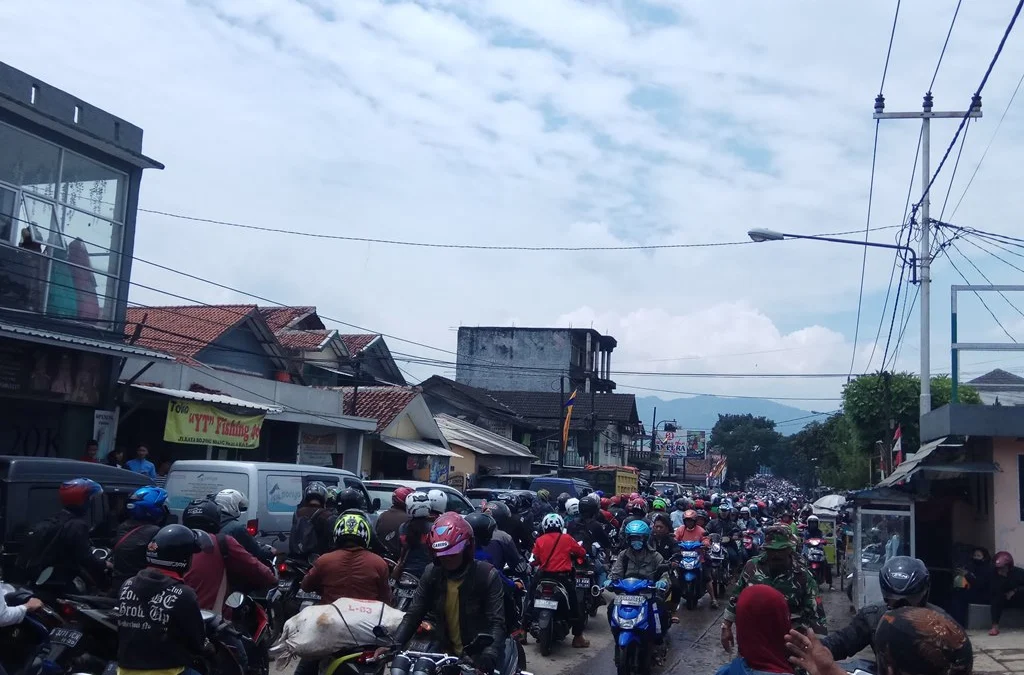 PADAT MERAYAP: Volume kendaraan di Jalan Bojongsoang-Banjaran selalu padat. Sehingga kemacetan terjadi setiap hari. Untuk meminimalisir kemacetan itu, Pemkab Bandung pun mengusulkan pembangunan flyover.