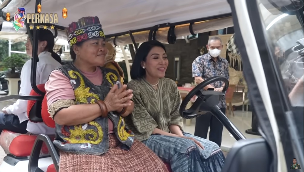 ibu Ida Dayak bersama istri Jenderal TNI (Purn.) Andika Perkasa,