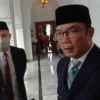 BERIKAN TANGGAPAN: Gubernur Jabar, Ridwan Kamil menyoroti kasus difteri. Langkah yang diambil yakni dengan menggalakan kembali imunisasi bagi balita. (Sandi Nugraha/Jabar Ekspres)