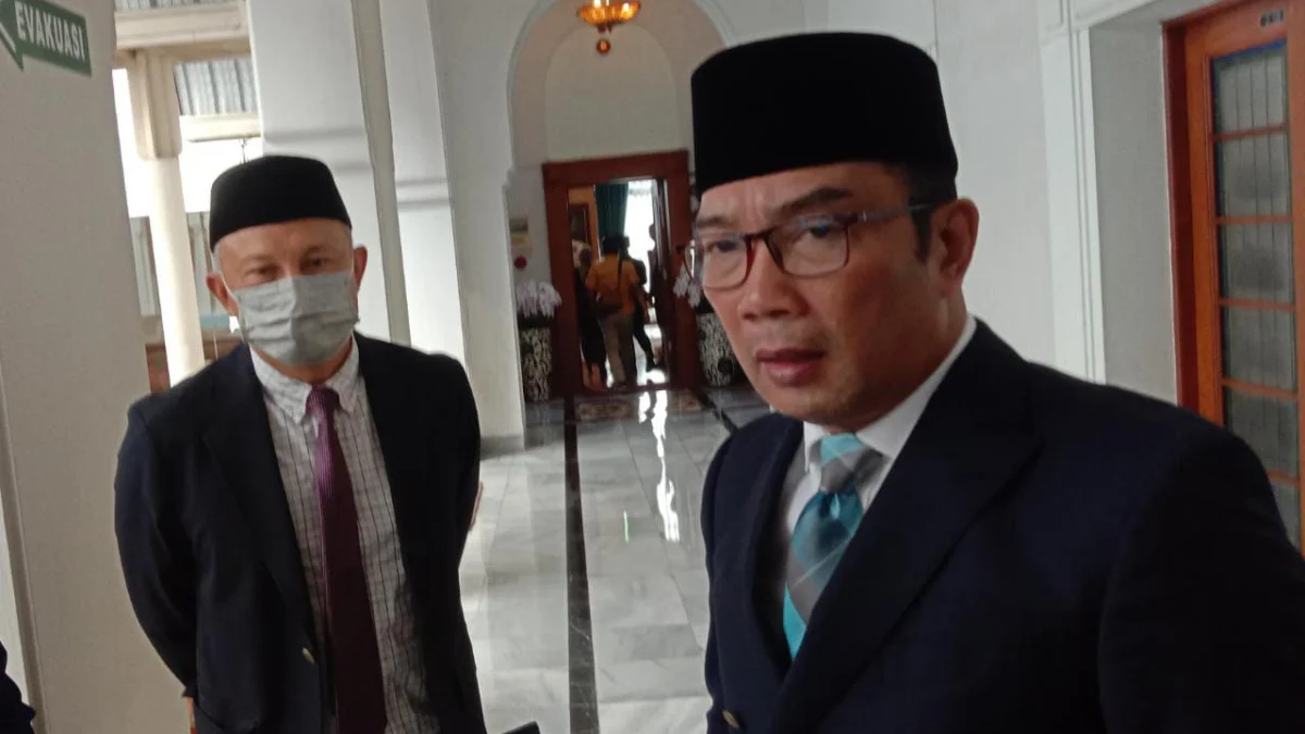 BERIKAN TANGGAPAN: Gubernur Jabar, Ridwan Kamil menyoroti kasus difteri. Langkah yang diambil yakni dengan menggalakan kembali imunisasi bagi balita. (Sandi Nugraha/Jabar Ekspres)