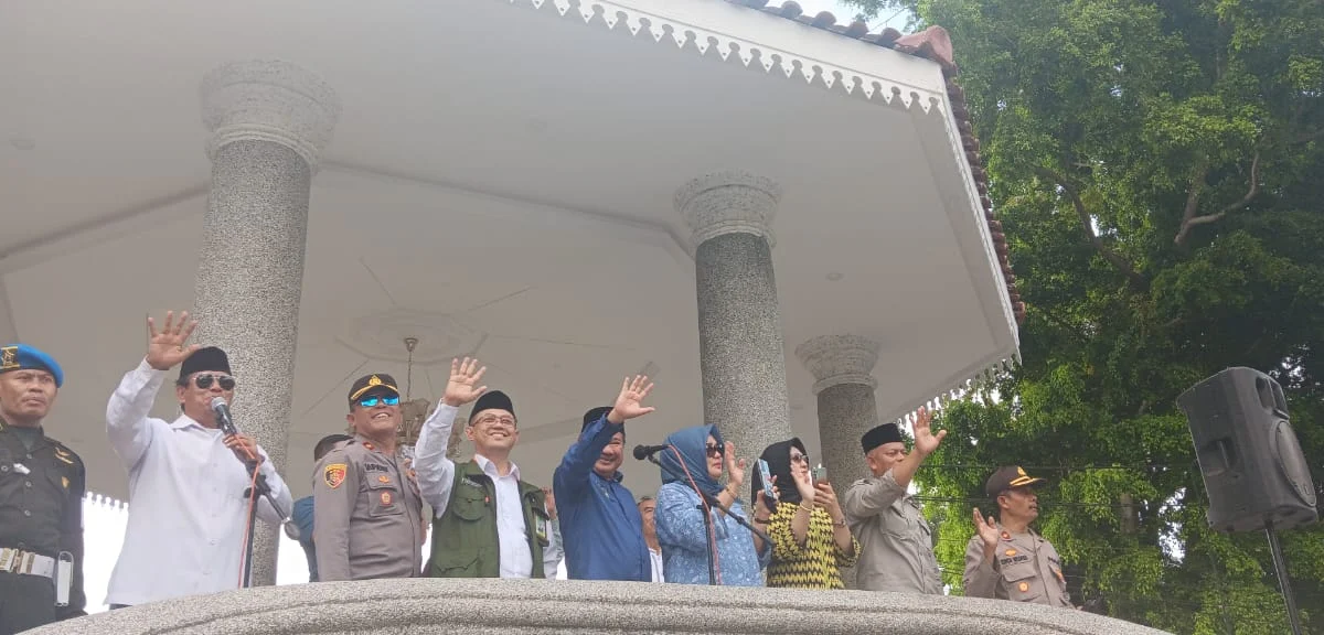 Bupati Garut Rudy Gunawan melepas jemaah haji sebanyak 420 jemaah yang merupakan rombongan terahir, yakni kelompok penerbangan (kloter) 69-70 di bangunan Babancong depan Gedung Pendopo Garut, Selasa 20 Juni 2023