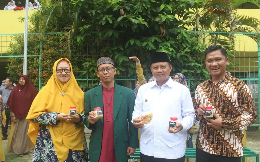 Wagub Jabar, Uu saat mengunjugi SMK Muhamadiyah 4 Cileungsi, Kabupaten Bogor, Selasa (21/2). (Sandika Fadilah via SMK Muhamadiyah 4)