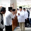 Prabowo Subianto saat melayad di rumah duka Desmond Mahesa