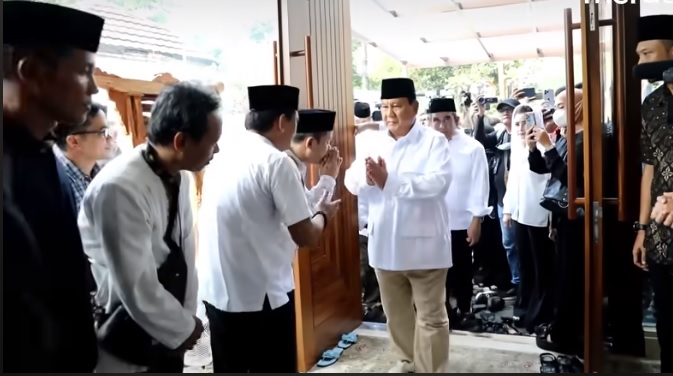 Prabowo Subianto saat melayad di rumah duka Desmond Mahesa