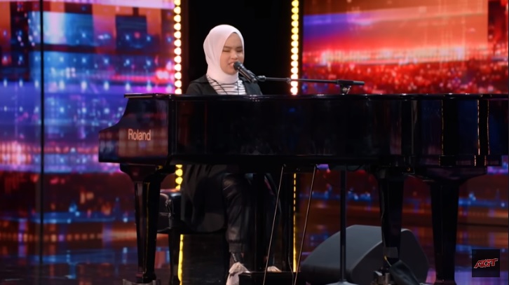 Putri Ariani ketika membawakan lagu Loneliness di America's Got Talent