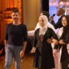 Simon Cowell dan Putri Ariani ketika berada di apnggung AGT