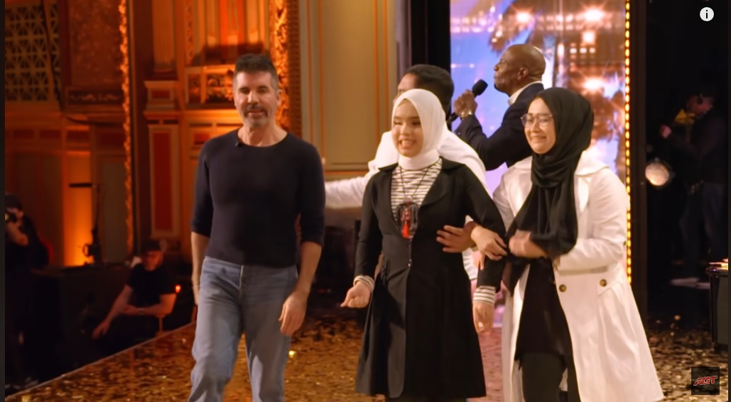 Simon Cowell dan Putri Ariani ketika berada di apnggung AGT