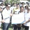 VEGETASI PANTAI: Gubernur Jawa Barat, Ridwan Kamil didamping Kepala Dinas Kelautan dan Perikanan Ir Hermansyah M.Si beserta Bupati Pangandaran Jeje Wiradinata, menyerahkan secara simbolis bibit pohon Vegetasi Pantai kepada Kelompok Masyarakat Pengawas Camar Laut, Jamhuri.