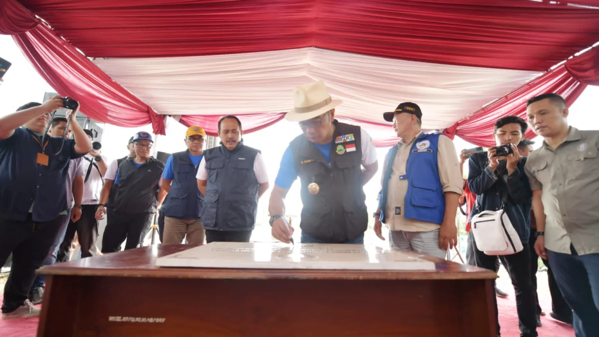 Gubernur Jawa Barat Ridwan Kamil saat Ground Breaking Jembatan Sodongkopo di Nusawiru Kecamatan Cijulang, Pangandaran, Ahad (9/7/2023) (Rizal FS/Biro Adpim Jabar)