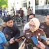 Kepala Kejari Garut menerangkan kepada wartawan mengenai kasus dugaan penyalahgunaan dana desa mantan kades Sukanagara(foto Gilang Candra)