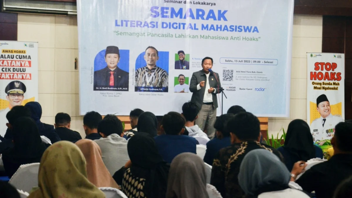 Ketua Komisi 1 DPRD Jabar saat menjadi keynote speaker di acara Semarak Literasi Digital Mahasiswa di Kabupaten Ciamis Jawa Barat, Sabtu 15 Juli 2023. (Foto : Taufik/Radar Garut) Caption Foto 2 Ketua Gerakan Mahasiswa Nasional Indonesia (GMNI) Banjar Kresty Amelania Putri saat menandatangani deklarasi anti hoaks di Ciamis, Jawa Barat, Sabtu 15 Juli 2023. (Foto : Taufik/Radar Garut)