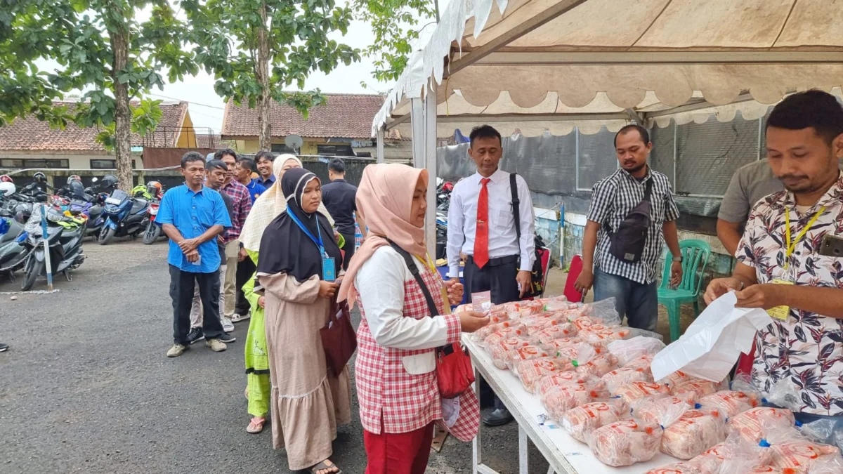 Bazar Daging Ayam Murah di Polres Garut Diserbu Warga Bazar Daging Ayam Murah di Polres Garut Diserbu Warga
