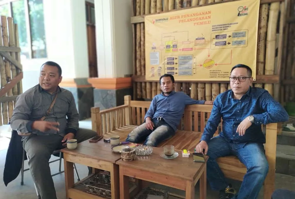 Bawaslu kabupaten Garut memberikan keterangan mengenai temuan Ketua Panwascam merangkap PPPK