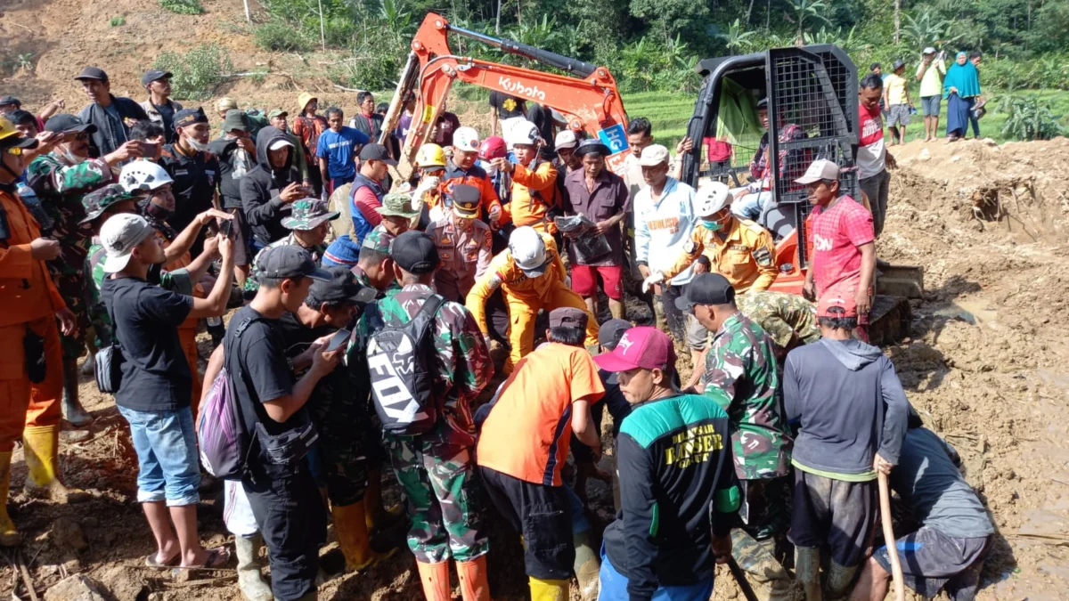 Tim SAR Berhasil Temukan Warga Peundeuy yang Tertimbun Longsor