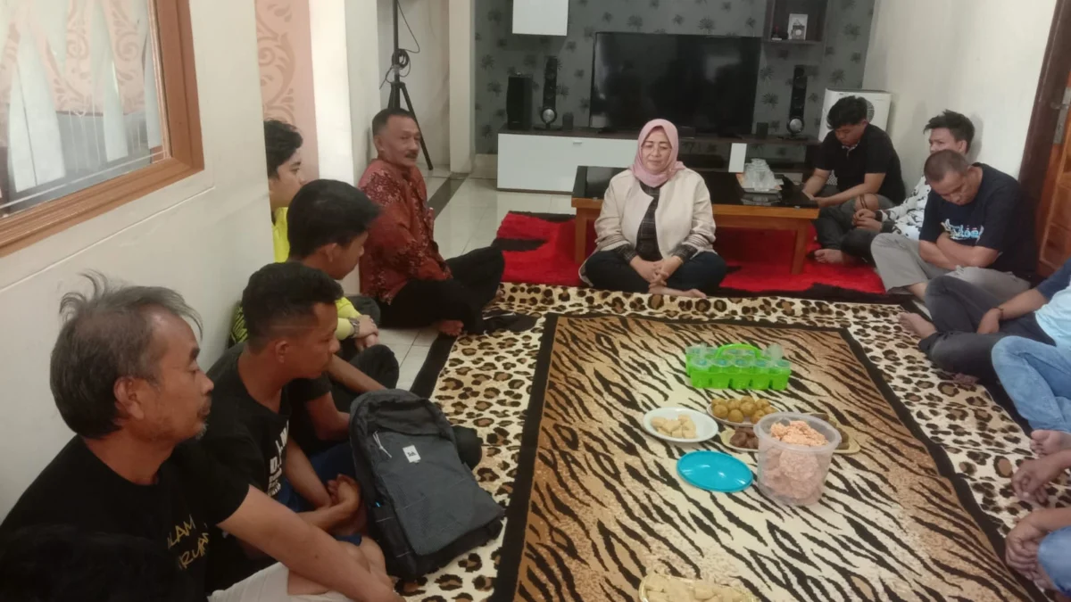 Euis Ida silaturahmi kepada warga Desa Mangkurakyat Kecamatan Cilawu