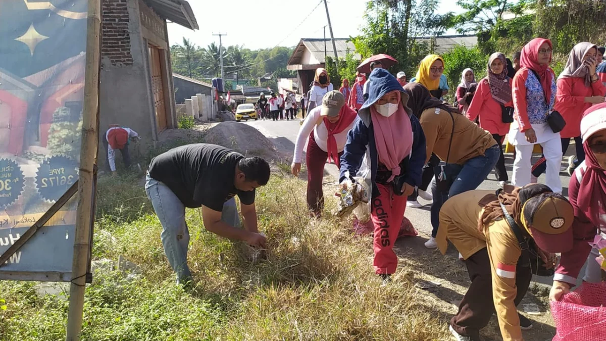 Yudha Puja Turnawan, Anggota DPRD Garut memungut sampah di acara jalan sehat