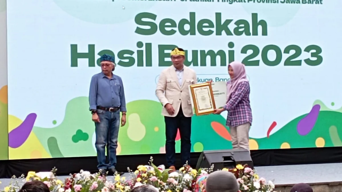 Gubernur Ridwan Kamil didampingi Kadis TPH Jabar memberikan penghargaan kepada sejumlah insan pertanian di Jawa Barat, Jumat 11 Agustus 2023.