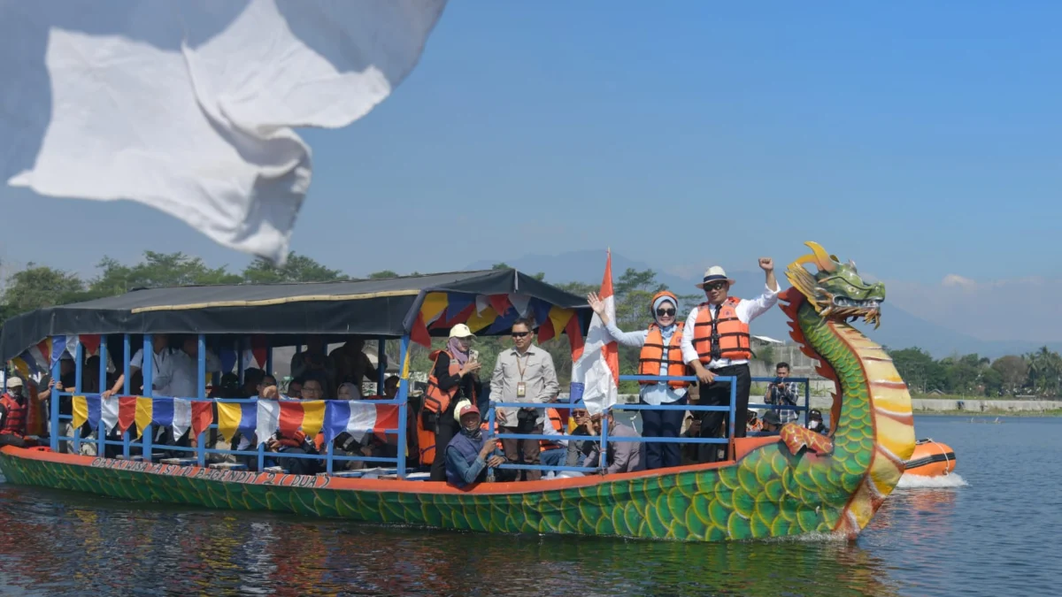 Gubernur Jawa Barat Ridwan Kamil melakukan soft launching Situ Bagendit hasil revitalisasi di Kabupaten Garut, Senin (21/8/2023), kemudian dirangkai dengan penandatanganan Prasasti Penataan Situ Kemang Bogor, Situ Taman Sari Bogor, Situ Kandang Sapi Bogor, dan Situ Jatijajar Depok.